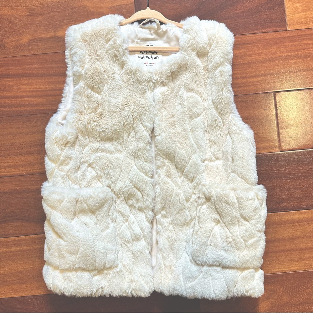 Zara Girls Fur Vest, size 9/10. NWOT!